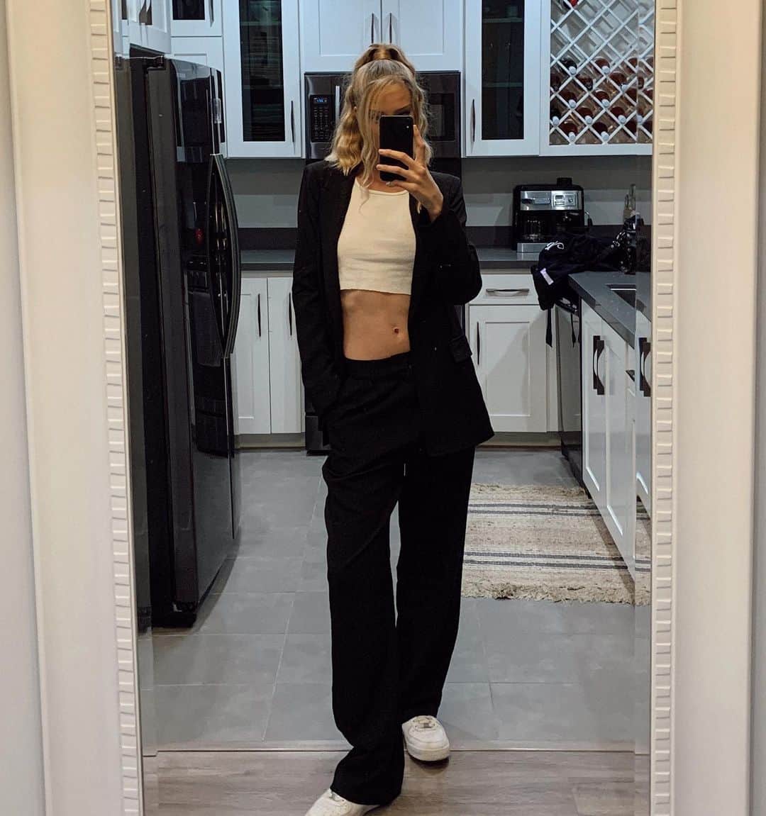 アビー・チャンピオンのインスタグラム：「felt really good about this outfit 🖤🤍」