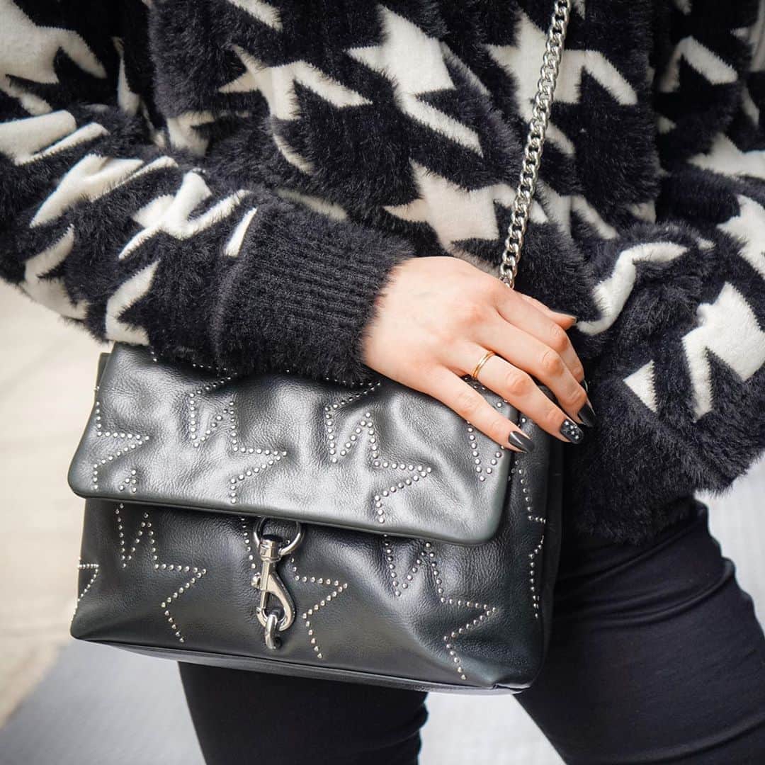 のインスタグラム：「Bag and nails on point like period😌✨ @impressmanicure @kissproducts #kissatnyfw」
