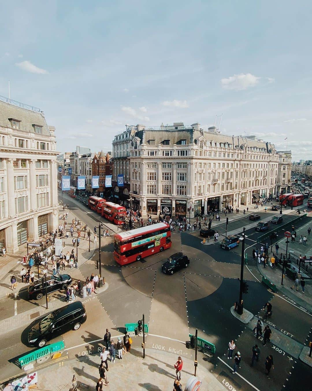 @LONDON | TAG #THISISLONDONさんのインスタグラム写真 - (@LONDON | TAG #THISISLONDONInstagram)「#OxfordCircus today! What a gorgeous day to be out and about! 💪🏼☀️ // 📸 @mrlondon 🙏🏼  ___________________________________________  #thisislondon #lovelondon #london #londra #londonlife #londres #uk #visitlondon #british #🇬🇧 #oxfordstreet #regentstreet」9月13日 5時35分 - london