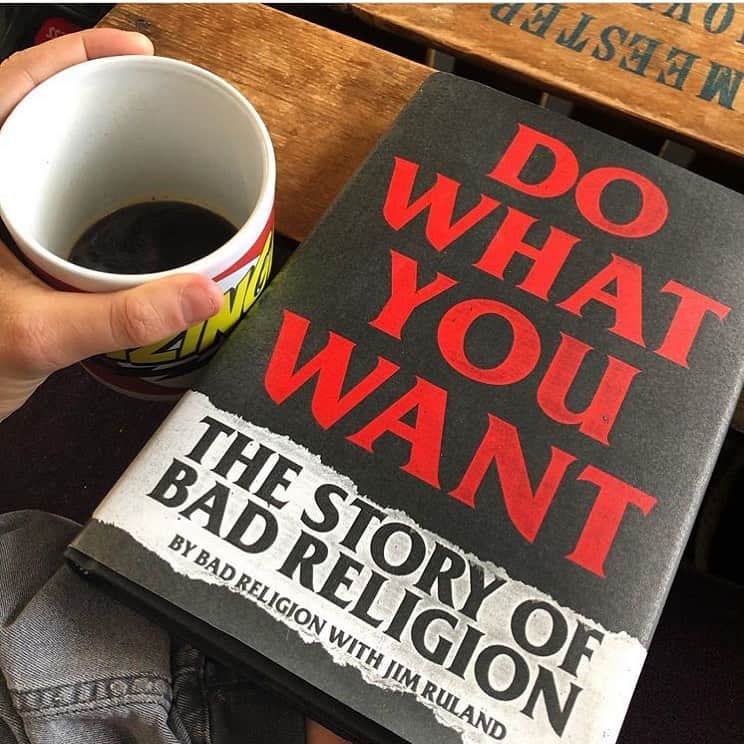 Bad Religionさんのインスタグラム写真 - (Bad ReligionInstagram)「We are so pleased our international fans are finally receiving their copies! Yes, there are more languages and retail territories coming soon, we’re working on it! Enjoy your weekend reading @_mvdl thanks for the pic! 📚 #badreligion #dowhatyouwantbook」9月13日 5時50分 - badreligionband