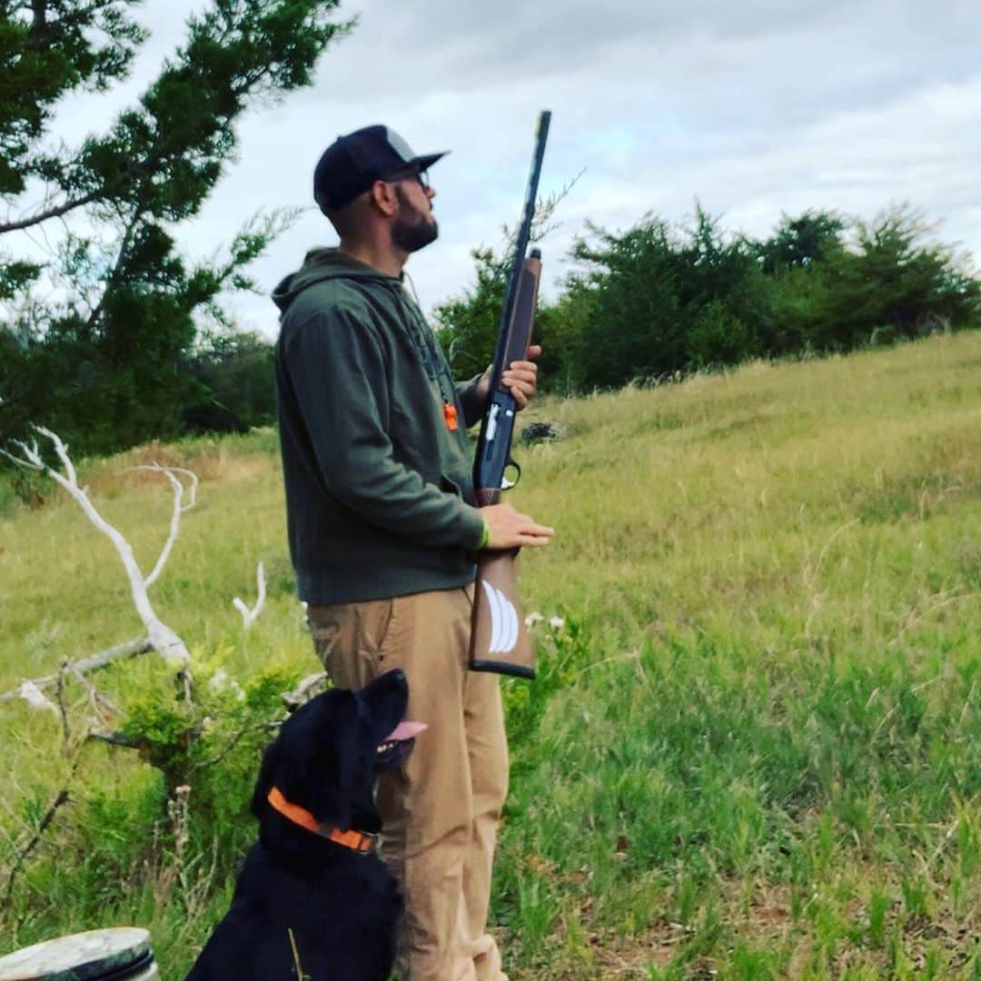 ジェイ・ミルズのインスタグラム：「Putting doves down in the #publicland wheat. Duke’s 9th season bringing home the groceries」