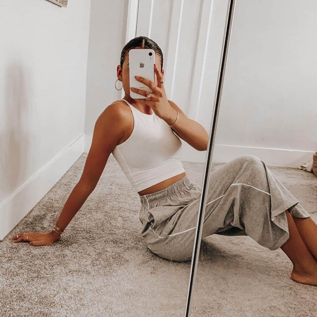 のインスタグラム：「Comfy and cute! 😍 @leeannazae in the AA Sleeveless Crop Top. Link in Bio. Tag us for a feature.  . . . #AmericanApparel #SummerEssential #AASleevelessCropTop」