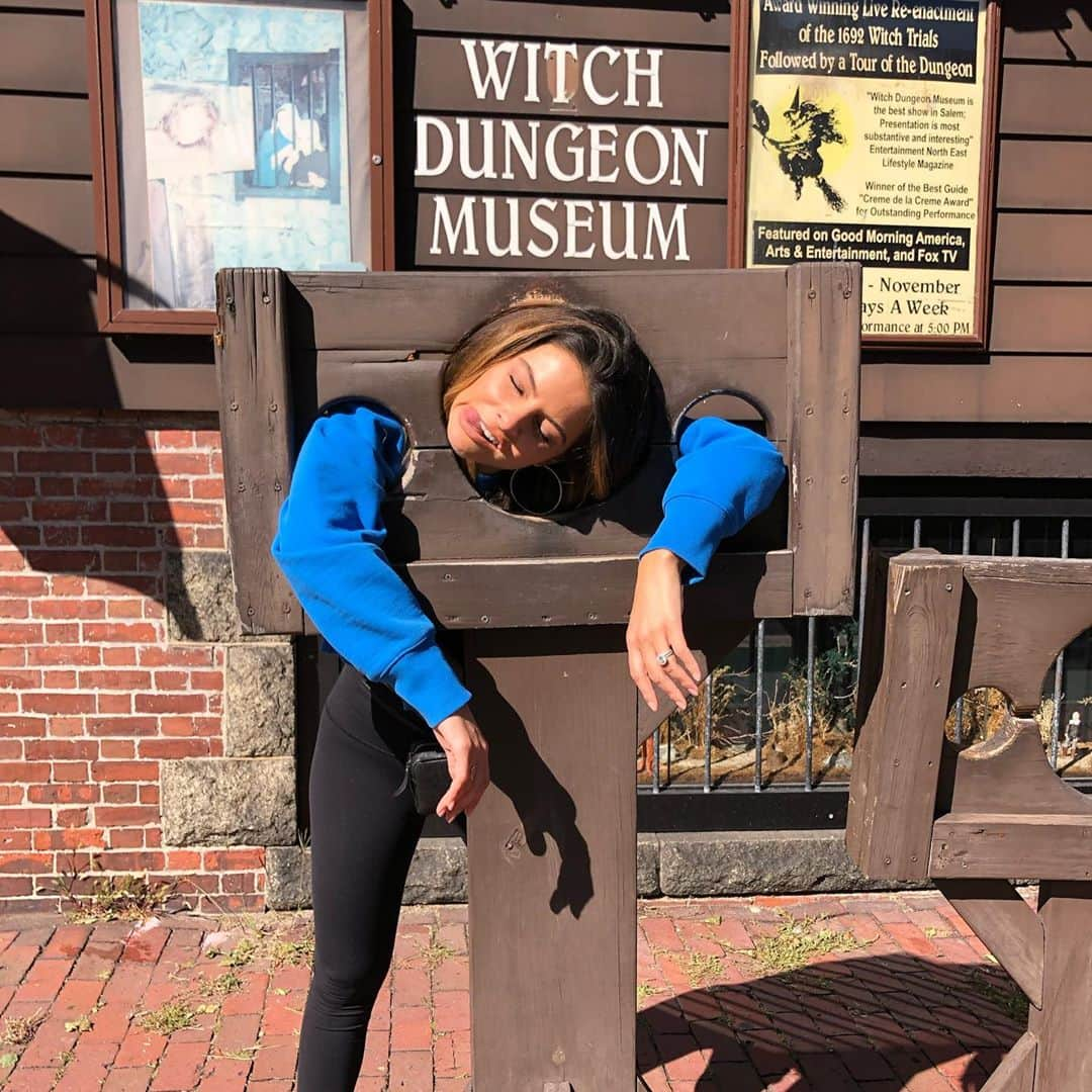 マリア・メノウノスさんのインスタグラム写真 - (マリア・メノウノスInstagram)「#Salem , MA 😂😂😂😂😂😂」9月13日 6時02分 - mariamenounos