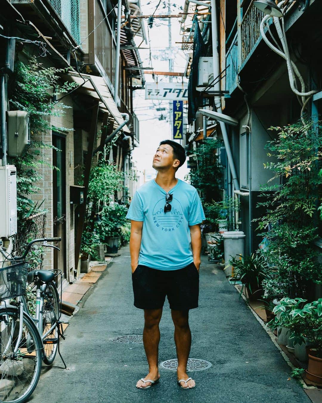 君島良夫のインスタグラム：「会社員時代は、仕事に行くのがとても嫌だった。  一方、独立して仕事が全くない日々が続くと、今度は不安に襲われて夜中に悪夢を見て飛び起きた。  どちらも今考えれば大したことじゃない。会社に行くのが嫌なら辞めればいいし、仕事がしたいなら人に役に立つことを売ればいい。  無い物ねだりするのよ、すぐ。」
