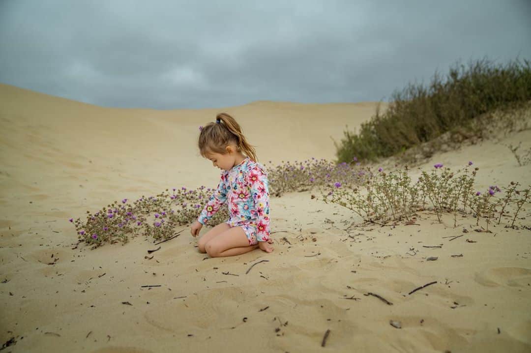 エミリー・デ・レイヴィンさんのインスタグラム写真 - (エミリー・デ・レイヴィンInstagram)「These sand dunes were INCREDIBLE. Sooo velvety soft! We played all day and hiked an hour accross them to the ocean! Never been in dunes like this before! 🌊 #makingitupasigo  📷: @eb.photogeography」9月13日 6時06分 - emiliede_ravin