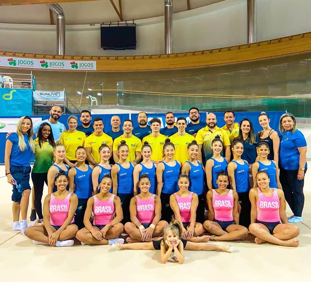 ナターリア・ガウジオのインスタグラム：「Missão Europa concluída com sucessooo!! Me faltam palavras pra explicar e agradecer sobre todos os dias incríveis que vivemos aqui!! Voltar aos treinos e poder reacender os nossos sonhos e objetivos foi simplesmente maravilhoso, superou todas minhas expectativas!! Mas, com uma equipe perfeita dessas era impossível ser diferente!! Muito obrigadaaa a todos vocês que fizeram essa missão ser inesquecível!! Agradeço principalmente ao COB e a CBG por nos proporcionarem esse retorno aos treinos nas melhores condições possíveis!! Ainda nem cheguei no Brasil e já sinto falta dessa rotina e dessa energia maravilhosa!! Gratidão eterna!! 🔰🙏🏻🥰✨💪🏻🇧🇷🤸🏼‍♀️❤️ #timebrasil #dreamteam #focus #training #cbg #cob #portugal #sangalhos #happiness #dreams #rhythmicgymnastic #gym #gymnasts #grateful #love」