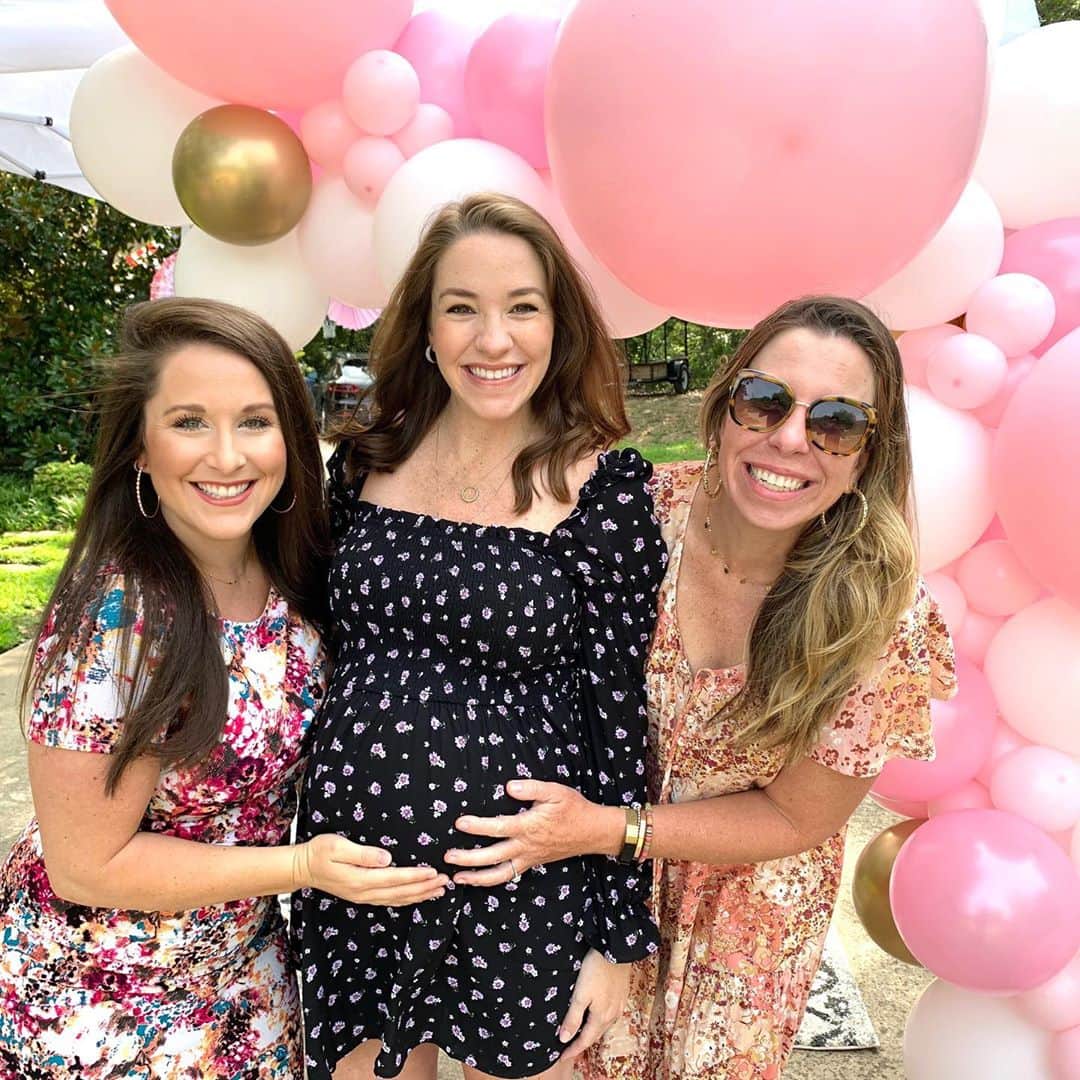 カーリー・パターソンさんのインスタグラム写真 - (カーリー・パターソンInstagram)「Happy Baby Shower @khammyton 🎀 We cant wait for baby girl to join the crazy crew in October! Pretty fun to have been pregnant with my sister and both sissy in laws🥰」9月13日 6時32分 - carlypatterson04