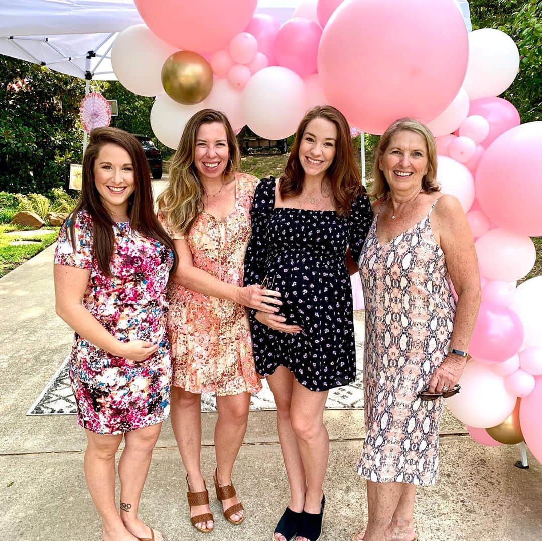 カーリー・パターソンのインスタグラム：「Happy Baby Shower @khammyton 🎀 We cant wait for baby girl to join the crazy crew in October! Pretty fun to have been pregnant with my sister and both sissy in laws🥰」