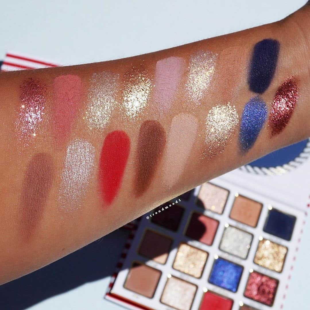 Kylie Cosmeticsさんのインスタグラム写真 - (Kylie CosmeticsInstagram)「beautiful swatches of the sailor palette by @trendmood1 ✨⚓️ shop the collection now on KylieCosmetics.com!」9月13日 6時35分 - kyliecosmetics
