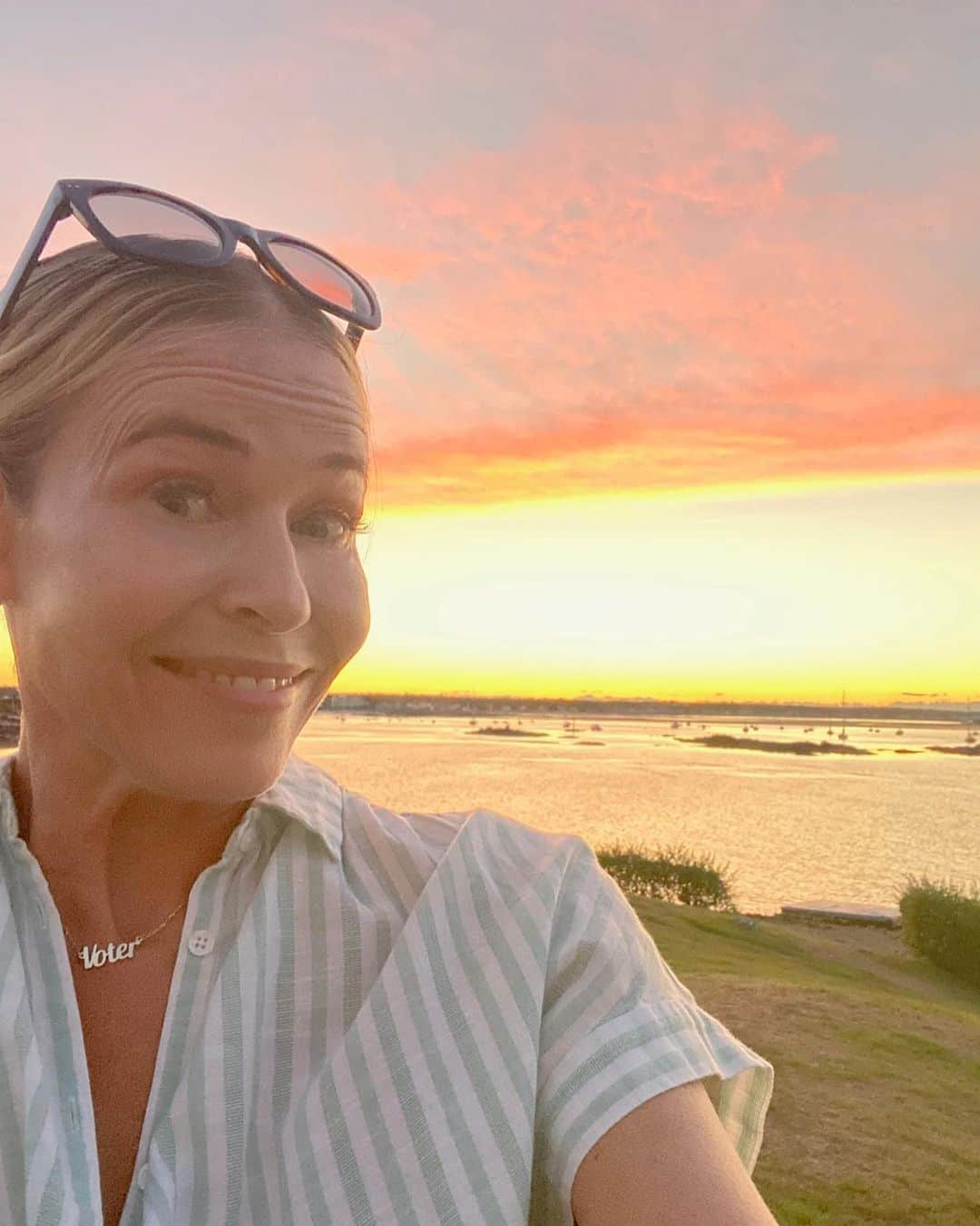 チェルシー・ハンドラーさんのインスタグラム写真 - (チェルシー・ハンドラーInstagram)「I am fortunate to be standing in front of a Maine sunset with these beautiful colors, while seeing images from California and Colorado having similar colors but for far more dire reasons. It happened in Brazil, it happened it Australia, and it’s happening every year now in America. Climate change is not a hoax. It is something we can actively work on when we elect an administration who believes in science. Please #vote for our planet.」9月13日 6時38分 - chelseahandler