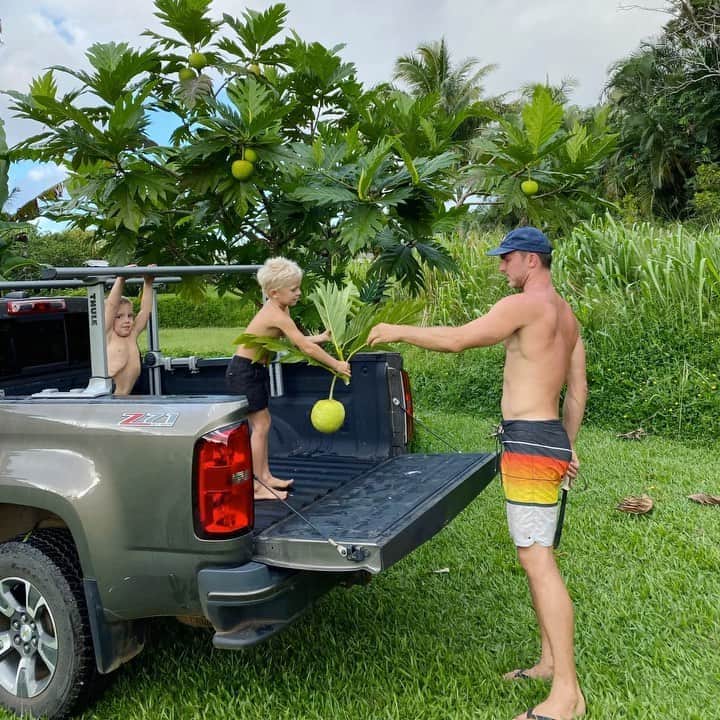 Bethany Hamiltonのインスタグラム：「Harvesting more than just food, but good family times and memories!!! This is what I dreamed of and now it’s fun to be living it out! Enjoy the weekend y’all ♥️ Stay hopeful.」