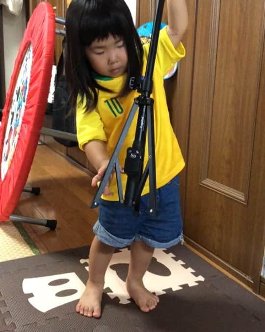 永里亜紗乃のインスタグラム：「⚠絶対サウンドON⚠ 私がいない間にコンサートを開いたようです🤗 #2歳児 #歌 #ユニホーム #ロックンロール #カラス #ありがとう」