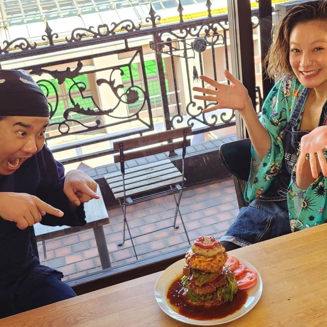 西山茉希さんのインスタグラム写真 - (西山茉希Instagram)「ハンバーグdeお祝いケーキ🤗😁🤗 堤下店長と二度目のコラボ叶う日。  @a.tsutsumishita  #俺流チャンネル #コラボ企画 #堤下食堂  店長のチャンネルでは、 久しぶりに男性から口説かれる時間を過ごしました。  いや、、、 あれはやっぱりなんか。。。  😩😂😩  #楽しさと #美味しさと #心強さと  ありがとうございましたっ！！！ 😊🍀😊  ストーリーにリンク貼り付けましたので、 飛べます。 m(__)m  #ぐんもです」9月13日 7時13分 - maki.nshiyama50