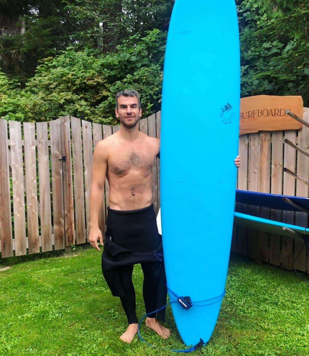 のインスタグラム：「A little surfing before suppa! Feeling sexy in my wetsuit. 😁😎🏄🏻‍♂️  #surfing #wetsuit #surfboard #catman #catsuit #sexysurfer #goodtimes #gaysurfer」