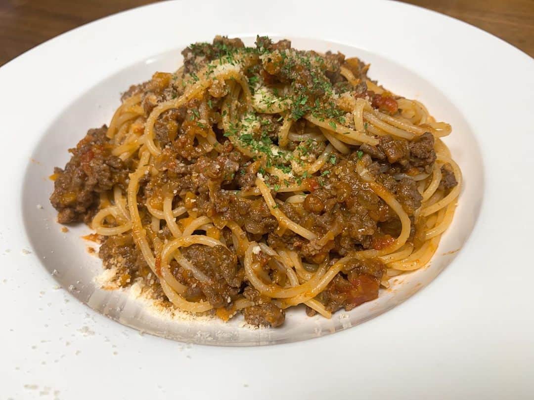 田中悦子さんのインスタグラム写真 - (田中悦子Instagram)「【ボロネーゼ】⠀ ⠀ ボロネーゼは肉料理だ！と料理研究家が言ってました😬 ⠀ 牛100%挽肉をしっかり焼きつける。 野菜は時間かけて炒める。 合わせて、トマト、赤ワイン加えてしっかり水分がなくなるまで煮込む。⠀ ⠀ 美味しくないわけがない😘⠀ ⠀  #お昼ご飯 #おうちごはん #ボロネーゼ #pasta」9月13日 12時59分 - etsuko.reborn25