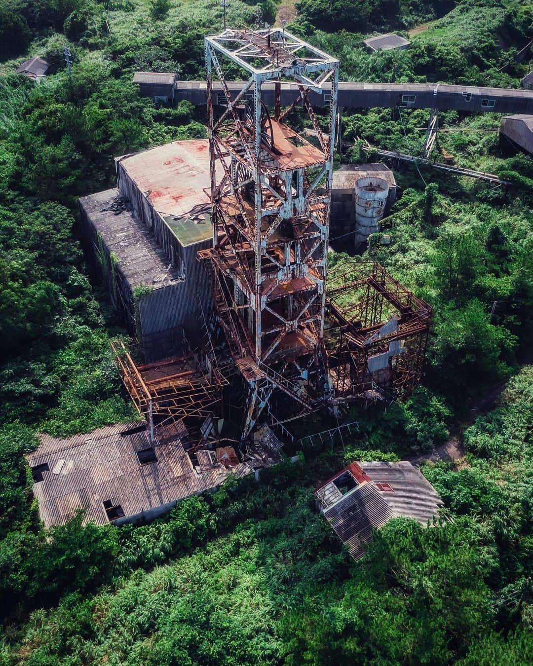 啝 （わ）のインスタグラム：「Abandoned winding tower 𓆲 𓆲 𓆲  #droneoftheday #djimavicpro #djiglobal #drone #dronephotography #dronestagram #dji #topdronephotos #fromwhereidrone #wedroneasia #droneosoar #skyhilife  #japan_urbex #JJ_URBEX #made_in_decay #kf_urbandonedmasks #KINGS_ABANDONED #m3xtures #Meistershots #moodygrams #nature_takes_over #natures_reclaim #ominous_perfection #pr0ject_uno #rsa_preciousjunk #savethedecay #sfx_decay」