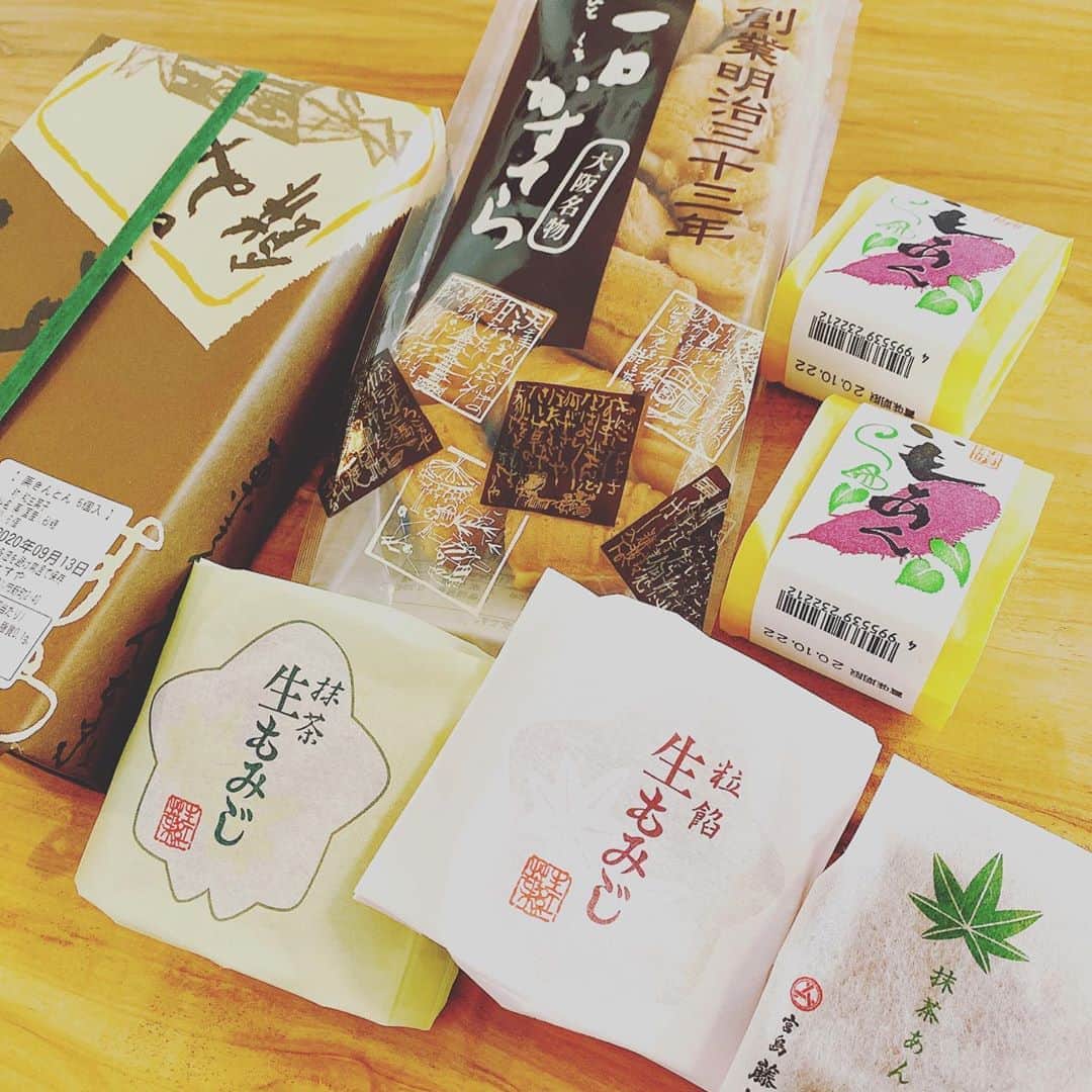 川田裕美さんのインスタグラム写真 - (川田裕美Instagram)「超久しぶりにデパ地下に一瞬寄れたので、和菓子を買い込んだ✨😋左は栗きんとん❤️秋だな〜🍁🍁」9月13日 7時38分 - hiromikawata163