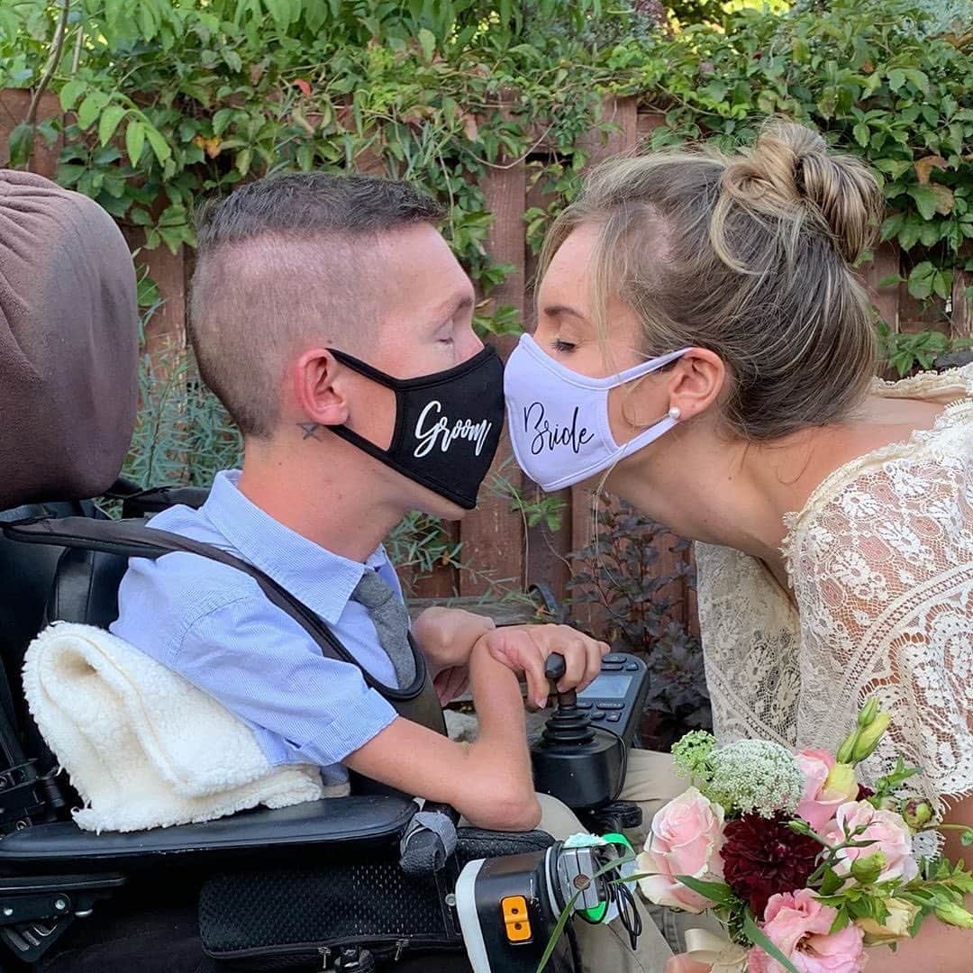 People Magazineさんのインスタグラム写真 - (People MagazineInstagram)「After four years of dating and documenting their interabled relationship on their YouTube channel, titled Squirmy and Grubs, Shane Burcaw and Hannah Aylward are married! 💍 “Certainly not the wedding we originally imagined, but it was a beautiful moment filled with the most important thing: our love for each other," Shane said. "I’m incredibly lucky to now be married to the greatest guy I know," Hannah added. Tap the link in bio for more on the amazing couple. #Regram @shaneburcaw, @hannahayl」9月13日 7時38分 - people