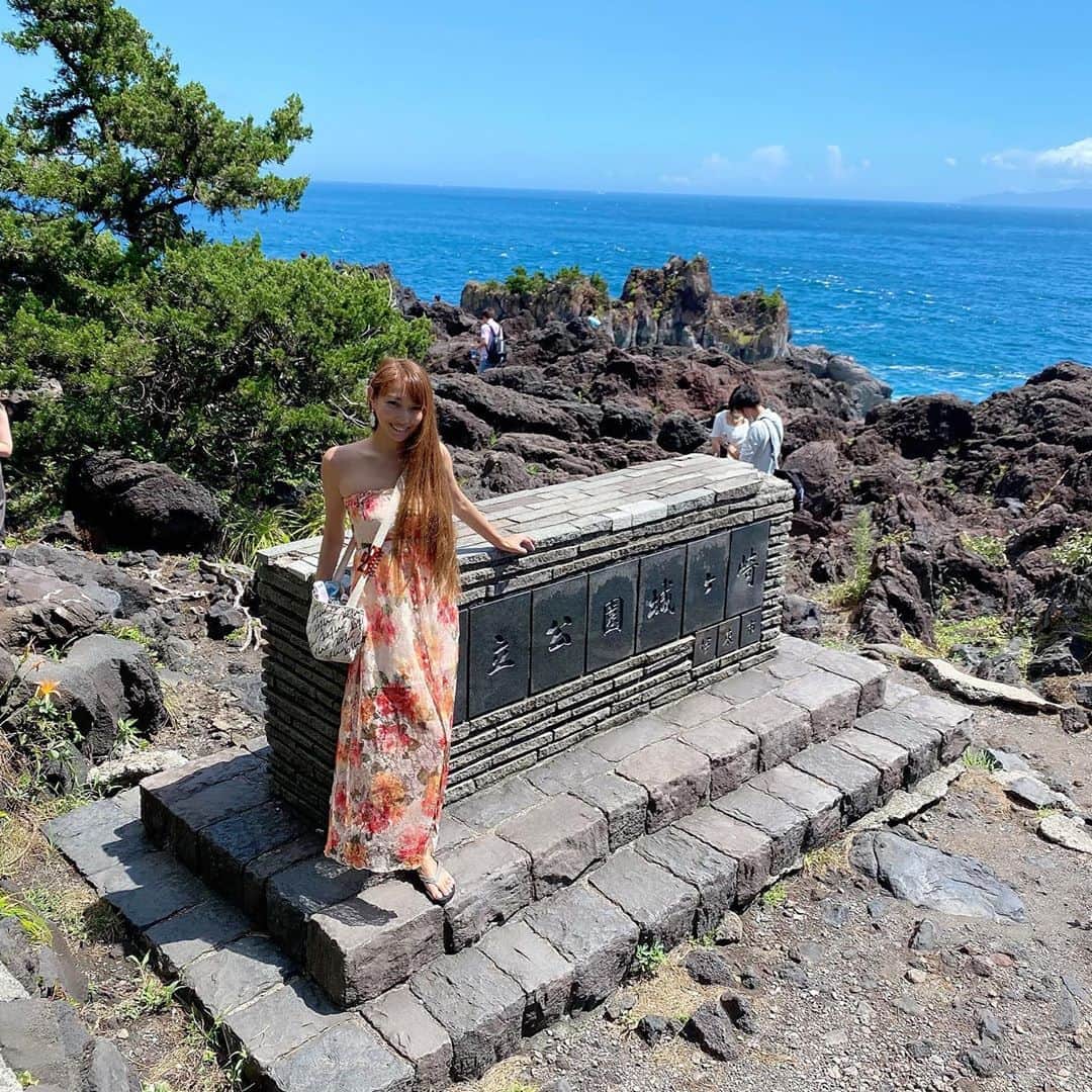 蛍純のインスタグラム：「城ヶ崎海岸へ行って来ました😂  東京に帰る前の最後の観光へ✨  今年はコロナでハワイ旅行も中止になり夏が楽しめないかと思ってたけど無事に夏らしい事を沢山出来ました😊  2020年の夏もとっても素敵な思い出が出来ました😂  家族に感謝💕ありがとう💕  #国立公園城ヶ崎  #城ヶ崎海岸  #吊り橋  #伊豆旅行  #観光スポット  #2020夏  #夏の思い出  #家族の時間  #感謝の気持ち  #愛され女子  #大好き  #ありがとう」