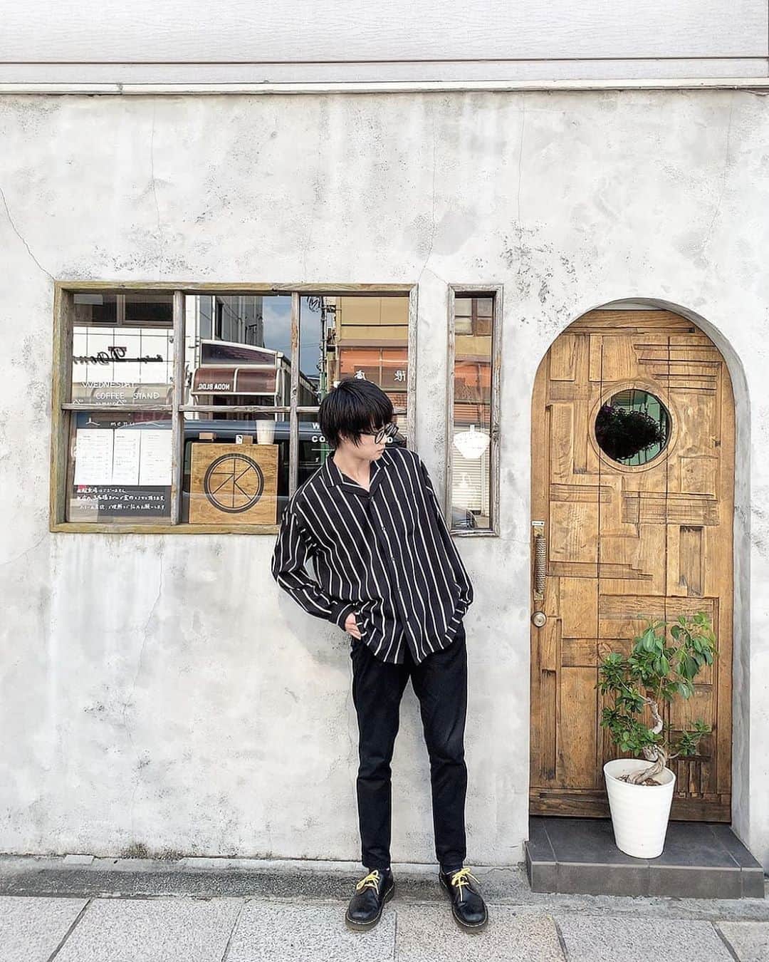 外山将平のインスタグラム：「朝はだいぶ涼しくなりましたね！ 過ごしやすい気温ですっ！ でも昼間暑いと着る服悩みますね🤔  #ノーセット  #おはよう#goodmorning#役者#俳優#外山将平#fashion#カメラ好きな人と繋がりたい#camera#今日の外山#ootd#写真#眼鏡男子#メガネ男子#ポートレート#rayban#summer#作品撮り#自然#instagood#シンプル#cafe#カフェ巡り#カフェ休憩#朝活#マーチン男子#model#スイーツ男子」