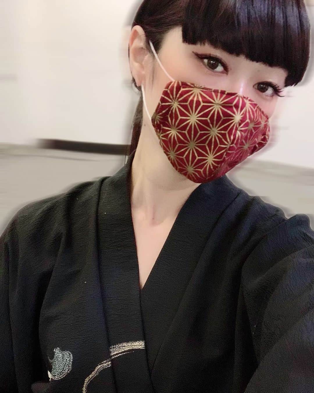 のインスタグラム：「おはよう🌞 今日は早起きで靖国神社⛩に向かってます✨ 12時〜能楽堂前に椅子を設けてあるので、 入場無料で入れます🌸✨ . . 初舞台で緊張してますが、楽しみたいと思います💓 靖国神社の能舞台に立てるだけでも 凄い事なので、初演舞が靖国神社という貴重な機会を本当にありがとうございます🙇‍♀️💓 . . 精一杯頑張ります❤️✨ . . #bugaku #SamuraiArt  #サムライ #samurai #art #budo #武道 ｘ #伝統芸能 の #サムライアート  #samuraiarmor #experience #japan #tokyo #kimono #misskyoto  #japaneseculture #beauty #budo #武楽 #武楽座 #日本文化 #伝統文化 #能 #着物  #武の美 #日本 #日本の美 #二刀 #扇 #和柄」