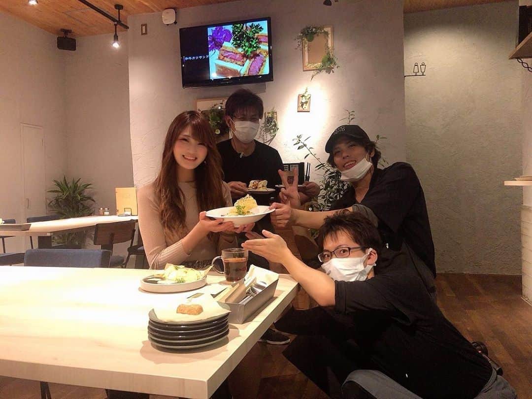 のインスタグラム：「いつも優しい皆さん💓本当にありがとうございます🙌しあわせ🙌🐼いつもありがとうございます♥️皆様イチナナLIVEアプリダウンロード無料です💓さやか０９０４🍉検索🍉‼️出てきます🌈♥️毎朝5時55分から6時半までLIVE配信中🐼🐼毎朝待ってます🥂👗💓🌈🙌あっちゃん♥️Ask♥️も時間帯をずらしてエランドール後イチナナLIVE配信中💁🏼‍♀️こちらも盛り上がってるので是非来てください💕🎉♣️🌈🤍エランドール🎷ＰＭ8:00-ＡＭ1:00です🚨エランドールにも是非遊びに来てください〜✌️🐰💕🌻 #帯広エランドール #帯広E'lan d'or#帯広ラウンジ #帯広スナック#帯広snack #帯広 #十勝帯広 #帯広飲み屋 #帯広写真 #帯広ローヤルプラザビル #北海道 #帯広可愛い #帯広ホステス #帯広飲み放題 #帯広アルバイト募集#帯広アルバイト#帯広求人 #帯広おすすめ #帯広女の子#帯広バイト募集 #帯広オシャレ#帯広グルメ#帯広看板娘#帯広ダンス#帯広オフィスK#帯広祭り#帯広コスプレ#帯広イベント#帯広ターゲット」