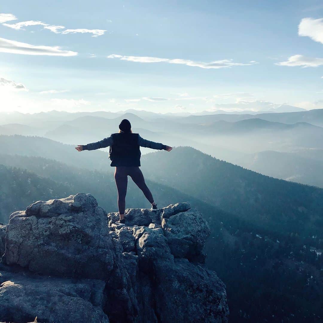 Nicole Mejiaのインスタグラム：「C U R R E N T  S T A T U S:  Seeking adventure. Embracing simplicity. Building my future. Creating my own happiness. 🧝🏽‍♀️  ps. If you come out to the Denver/Boulder area, be sure to put Lost Gulch lookout on your list! Best view of the range. 🤘🏼🏔」