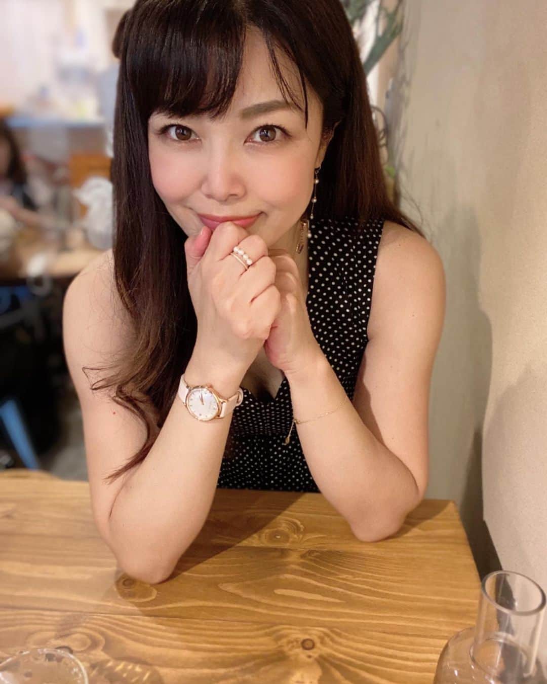 のインスタグラム：「かき氷を待ってる図🍧  ぷらぷら自由が丘を歩いてたら 美味しそうなかき氷屋さんを発見して ふらーっと入っちゃった🤷‍♀️  天然氷にキウイのソースが 美味しかったー😆🥝  この日はベビーピンクのベルトの @liakulea_japan の時計⌚︎  ベビーピンク大好きだから 小物やバッグ、お洋服は ベビーピンク多め♡  Diorのバッグはもう10年近く 使ってるかな？  気に入った物は大切に使います✨  liakuleaの時計はクーポンコード 「harunhz」の使用で本日から1年間 10％OFFになります🙌  #腕時計 #liakulea #腕時計 #時計 #腕時計倶楽部 #手元倶楽部#リアクレア」