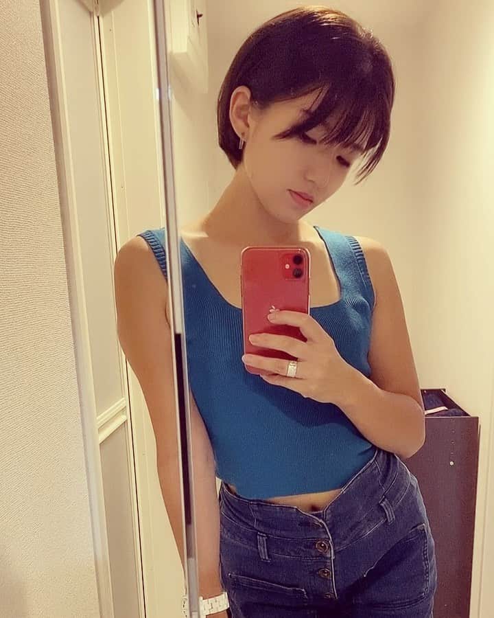ほなみのインスタグラム：「. 髪切ってすっきりしました✂︎ みんなめっちゃ優しくて めちゃくちゃ喜んでます。笑 DMたくさんありがとうございます☺️ . 毎日楽しくて充実してます☺︎ 好きなもの食べて好きな運動して ストレスフリーなので痩せていく🥰 心と体は繋がっているを改めて。 . 目指すは華奢でメリハリある身体😊 今は週3くらいでのんびりやってます♡ .」