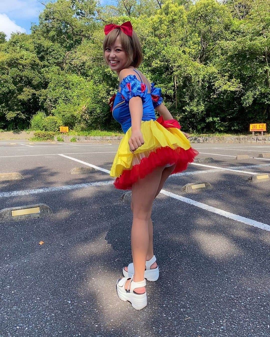 のインスタグラム：「王子様のキスが待ちきれなくて、、🏃‍♀️ #白雪姫 #snowwhite #kiss #キス #待ちきれないタイプ  #おはよう #goodmorning #良い1日を  #コスプレ」
