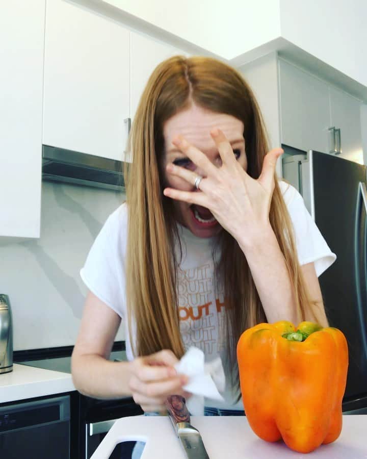 ダービー・スタンチフィールドのインスタグラム：「What happens when you try and make a tutorial on day 11 of a 14 day quarantine. See “The 💥🌶 💥 Tutiorial” up in my insta stories ☝🏼now.  Dedicated to: @feedingamerica 💥 Produced by: @mereschmere 💥 Enjoy.」