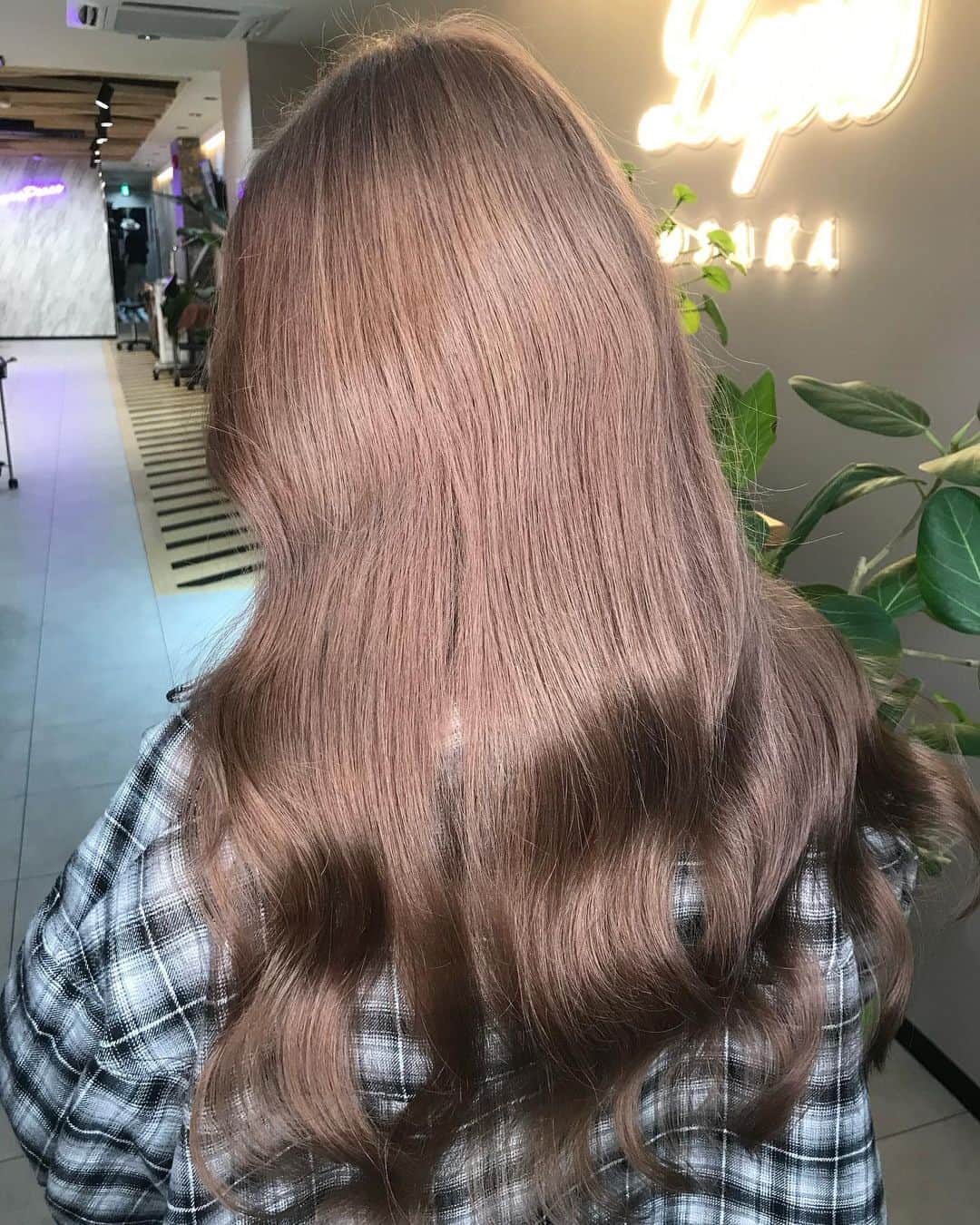 愛咲えれなのインスタグラム：「.. . 髪の毛明るくしました💓 . ✂️↓ @lapis_riki  . 大阪府大阪市中央区東心斎橋2-3-17 パピヨンビルB1F . Club IRIS 愛咲 えれな  . #愛咲えれな #きゃばきゃば #撮影 #キャバ嬢 #iris #キャバクラ #クラブ #ミナミ #北新地 #宗右衛門町 #ポケパラ #指名 #えれな #シャネル #バースデーイベント #シャンパン #アルマンド #踊れるキャバ嬢 #踊れるキャバ嬢といえばえれな #イリス #ホステス #いいね返し #キャバ #ソウメイジャパン #ベルロゼ　#クラブイリス #アルマンドマスターズ　#アルマンドマスターズエディション」