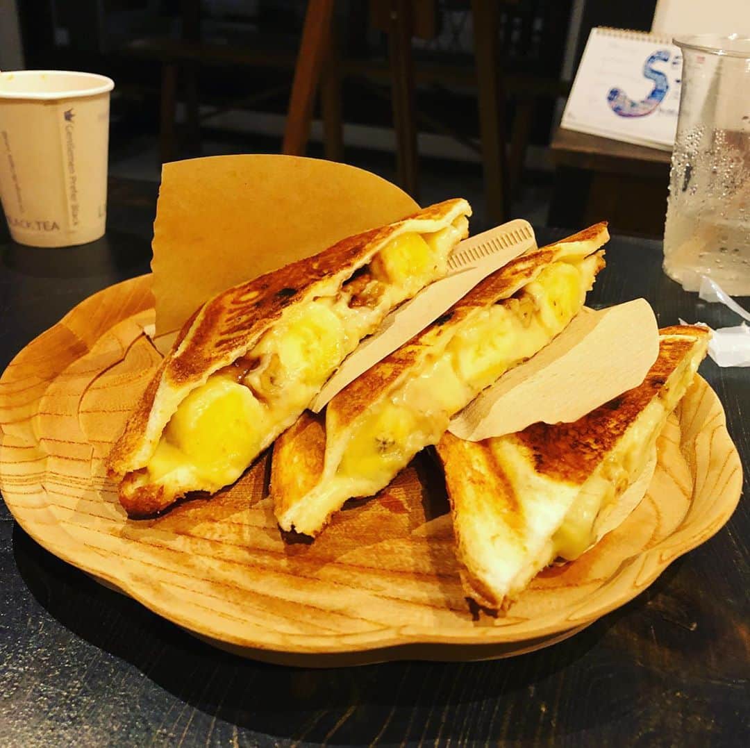 南早苗のインスタグラム：「ホットサンドのキッチンカー　tarteta (タルトタ)さん　@tarteta.hotsand  が、10月10日に オープンします。 それに向けて試食会が行われ、先日は2回目の 参加でした。  初回よりメニューも味も食べやすさも全てが進化！ オーナー斉藤清美さんの情熱が伝わってきます✨  中の具材の組み合わせ、 パンと具材との食感の相性など、、 皆で一つ一つ細かくチェック！ 何かを生み出す時間は、前向きなエネルギーが 働いて良いね👍  今日も試食会が行われるそうです！ きよみさん、オープンを楽しみにしていますね💗  #ホットサンド　#キッチンカー　#tarteta  #タルトタ　#外はサク　#中はトローリ　 #食いしん坊万歳」
