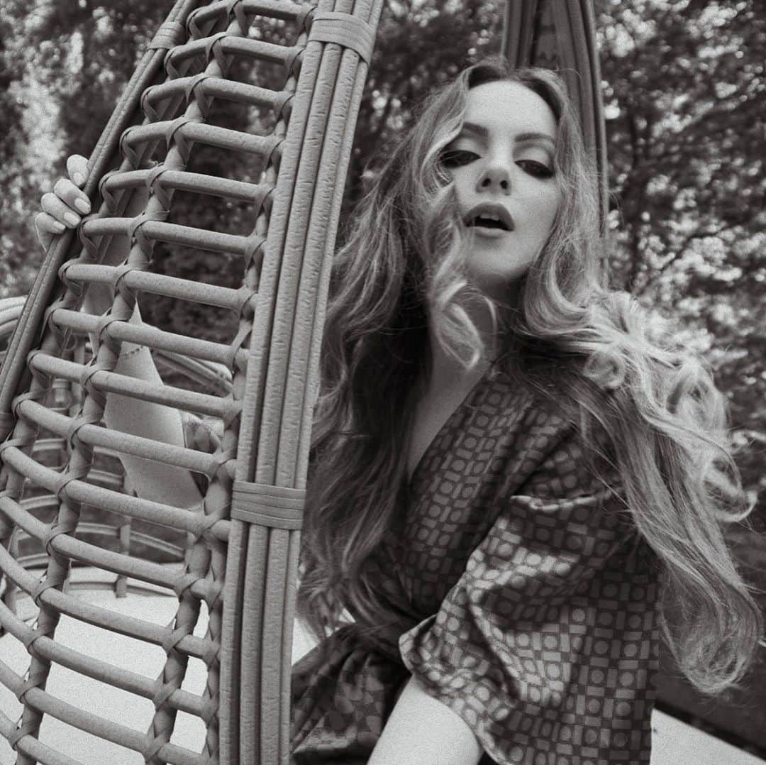 エリザベス・ギリースのインスタグラム：「I miss the 70’s. Jk I wasn’t alive. Happy Saturday. It’s Saturday, right?」