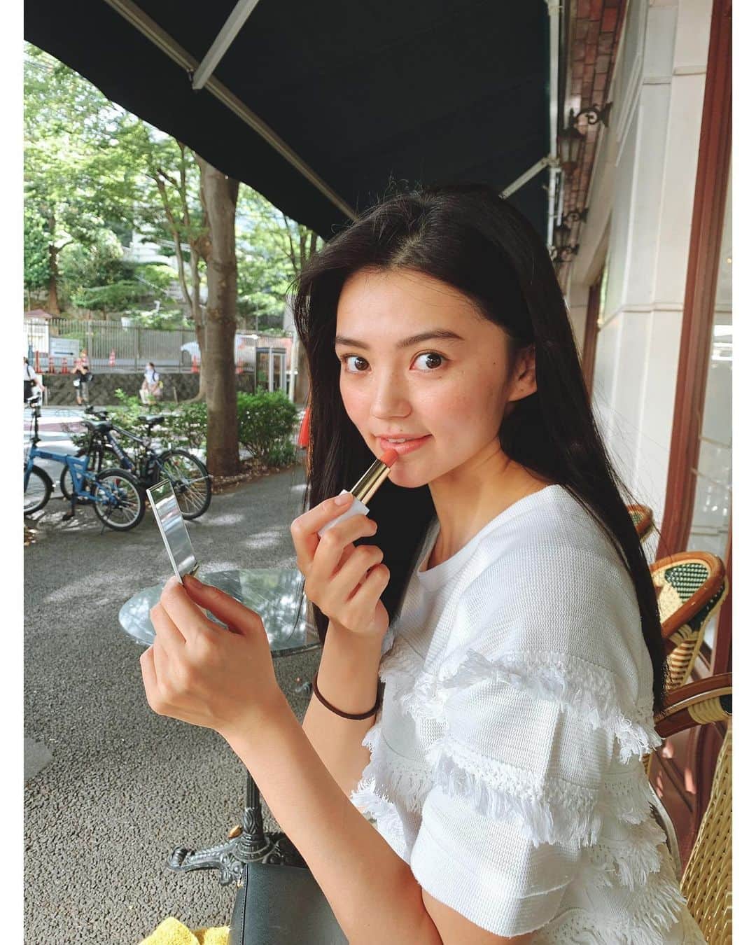 高原愛のインスタグラム：「普段はマスク😷生活だけど気分をあげたくてテラスでお茶を飲む時、新しいリップをつけてみました🥰エスティーローダーの幸せリップの新作カラー😚上品なピンクページュがお気に入り✨ パッケージも花柄で可愛い🌸 #564 クリスタルベビー💄  #esteelauder#beauty#cosmetics#lip#happy#love#エスティーローダー#幸せリップ#婚活リップ#ピュアカラーエンヴィリップスティック#ピンクベージュ#ベリーレッド#美容#新作#🌸#💄」
