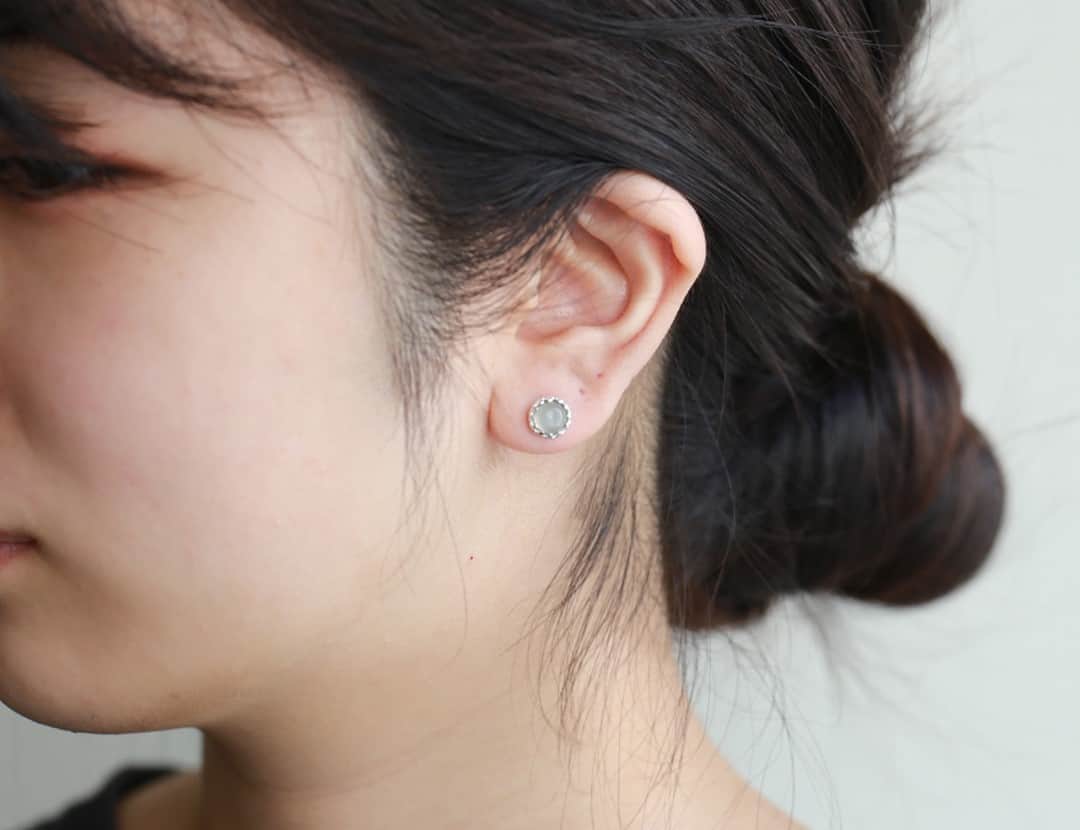 のインスタグラム：「「 CARRÉ JEWELLERY 」 - Marvels ピアス - . 柔らかく上品な印象のグレームーンストーン。 シンプルなデザインが石の魅力をより惹きたてます。 控えめに見えて、しっかりと耳元を飾ってくれる 天然石の美しさをお楽しみください。 . ◎商品は当店トップページのバナーorプロフィールのURLからどうぞ。 . #KOZLIFE #japan #instajapan #outfit #fashion #instadaily #instagood #ootd #fashionaddict #instafashion #denmark #Jewelry #CARRÉ #CARRÉJewelry #CARREJewelry #earring #アクセサリー #暮らし #北欧 #北欧アクセサリー #今日のコーデ #ジュエリー #シンプル #ファッション #コーディネート #カレ #ピアス #天然石 #カレジュエリー」