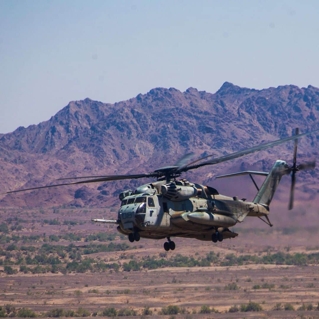 アメリカ海兵隊さんのインスタグラム写真 - (アメリカ海兵隊Instagram)「Megan Thee  A CH-53E Super Stallion with Marine Heavy Helicopter Squadron 461, @2nd_maw flies over Naval Air Facility El Centro training ranges during hot weather training for expeditionary environments. (U.S. Marine Corps Photo by Lance Cpl. Gavin T. Umboh)  #USMC #Marines #Military #California」9月13日 9時16分 - marines