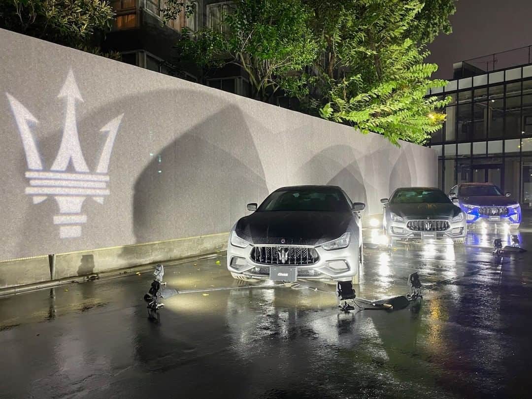 Maserati Japan | マセラティ ジャパンのインスタグラム：「マセラティは、本日13日まで、原宿 Jing にて、オールラインアップ展示会を実施しております。 当日会場で写真をインスタグラムに投稿していただいた人の中から抽選で1組2名様に「リッツ・カールトン沖縄 ペア宿泊券」をプレゼントいたします。 また、投稿いただいた皆様に、マセラティ オリジナルステッカーもプレゼントいたします。  プレゼントへの応募方法： ・イベント会場にて、マセラティジャパンのインスタグラムアカウントをフォロー ・会場写真を撮影し、ハッシュタグ（#MMXXTokyo）とともにインスタグラムに投稿 ＊当選の発表は、ご連絡をもって発表とかえさせていただきます。 ＊当選者の方へのご連絡は、ダイレクトメッセージにてご連絡いたします。  イベント開催概要： 開催日時；　2020年9月13日（日）まで　10:00 - 21:00 会場；　「jing（ジング）」〒150-0001 東京都渋谷区神宮前6-35-6  #MMXXTokyo #Harajuku #Jing」