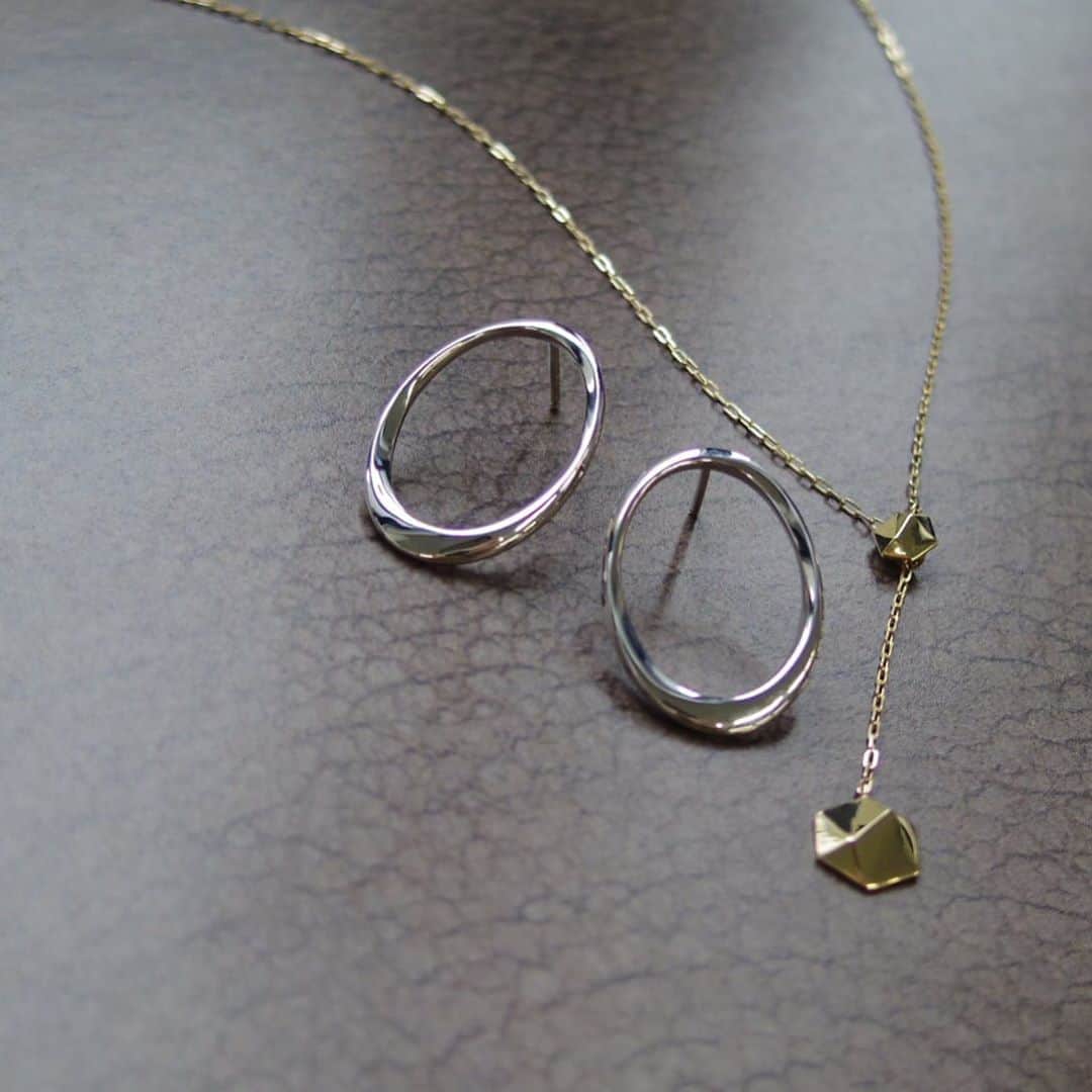 STAR JEWELRY Girlさんのインスタグラム写真 - (STAR JEWELRY GirlInstagram)「シルバーとゴールドの素材MIXも、モダンなデザインでまとめるとよりこなれた印象に。  #silver #シルバー #gold #ゴールド #ootd #necklace #ネックレス #pierce # #ピアス #jewelry #ジュエリー #スタージュエリーガール #STARJEWELRYGirl  #lumine #ルミネ #ヒカリエ」9月13日 9時26分 - star_jewelry_girl