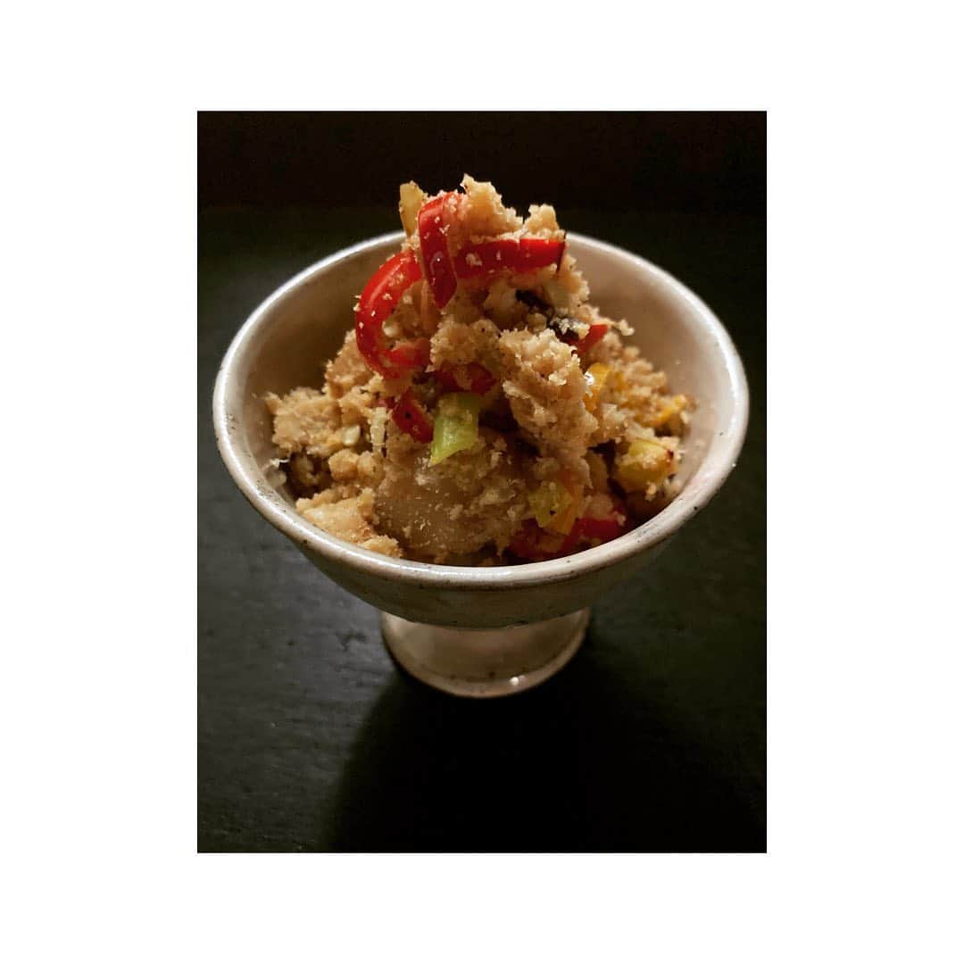 journaleatripさんのインスタグラム写真 - (journaleatripInstagram)「nitsuke  金目の煮付けを 食べたくなり朝からコトコト。 すると築地　"たか橋"で 買い付けの後に1人で食べていた記憶が蘇る。一斗缶を利用して遠火の強火で焼く焼き魚に、早朝から昼にかけて煮汁が少しづつ濃くなってゆく煮付け。 美味しかったなぁ〜。 いい時間だったなぁ。  煮汁がでたらもちろん 卯の花に。  #春夏秋冬おいしい手帖#しっとり卯の花の作り方」9月13日 9時34分 - eatripjournal