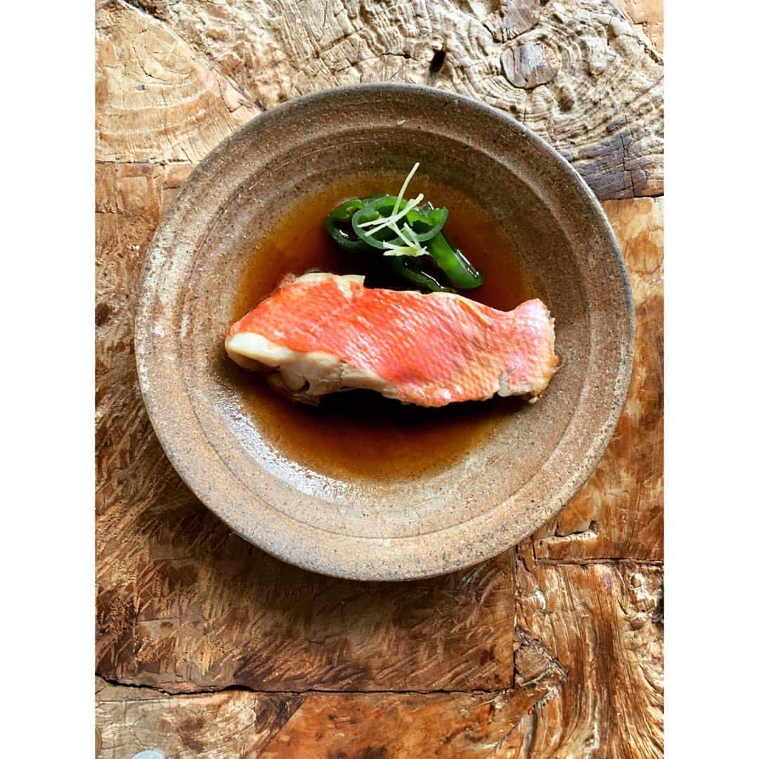journaleatripのインスタグラム：「nitsuke  金目の煮付けを 食べたくなり朝からコトコト。 すると築地　"たか橋"で 買い付けの後に1人で食べていた記憶が蘇る。一斗缶を利用して遠火の強火で焼く焼き魚に、早朝から昼にかけて煮汁が少しづつ濃くなってゆく煮付け。 美味しかったなぁ〜。 いい時間だったなぁ。  煮汁がでたらもちろん 卯の花に。  #春夏秋冬おいしい手帖#しっとり卯の花の作り方」