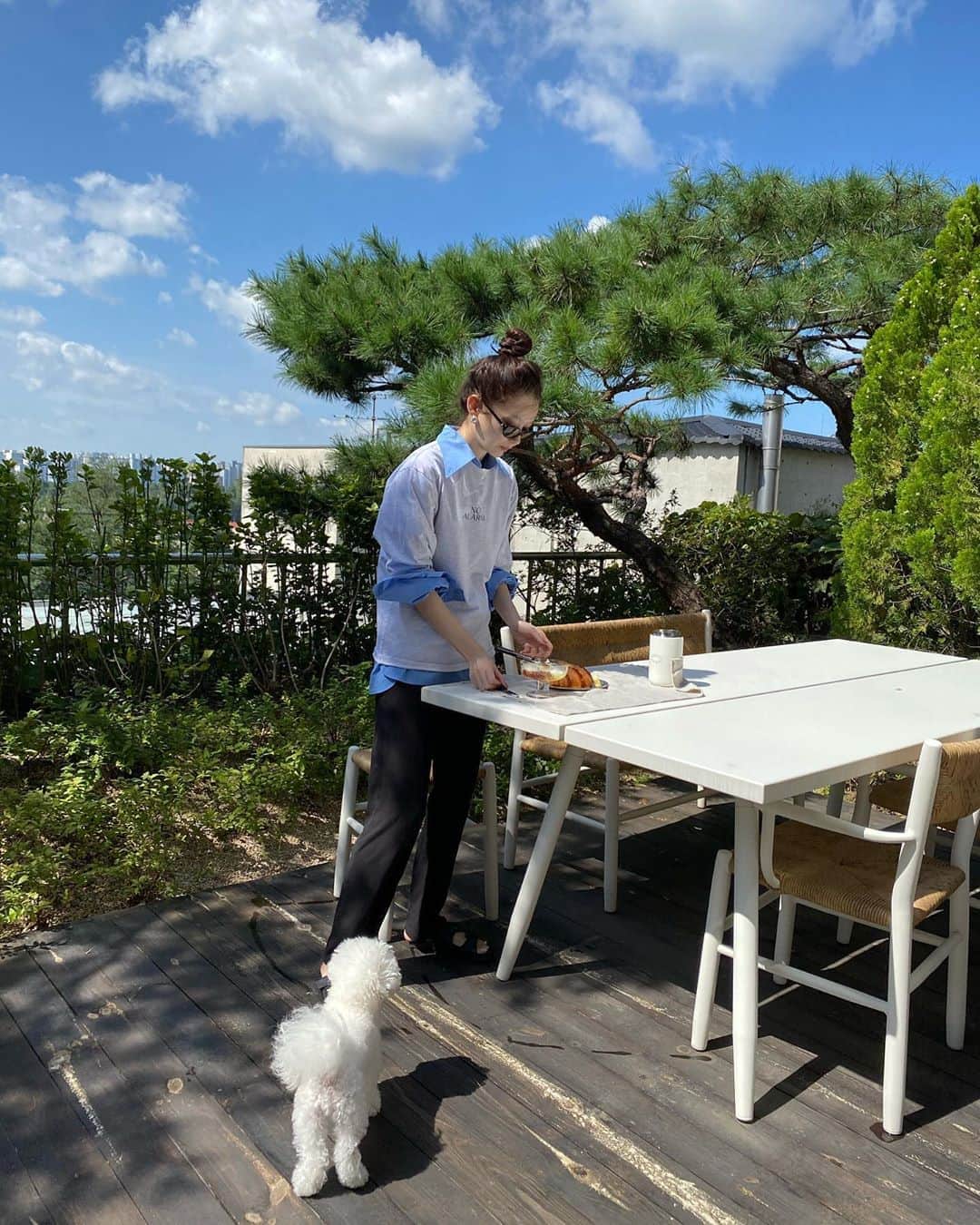 カン・ミンギョン のインスタグラム：「지난 몇 달 동안의 설렘 초조 답답 울분 분노 자괴 무상을 극복하고 만들어진 새 결과물들이 나와요. 어제 오늘 종일 디테일 체크에 여념이 없어서 쪽잠만 잤어요 밤을 꼬박 새웠는데 하나도 안 피곤해요 이상하다 눈꺼풀에 힘도 남아나고 아무튼 해가 뜨길래 호다닥 커튼 치고 하늘 보는데 어머 오늘 날씨 너무 좋아서 안 외로운 척하려고 잘 채려서 아침도 먹고 타이머 맞춰 놓고 사진도 찍었어요 일요일 일요일은 즐거워? 아붸뫄 프리폴 화이팅!」