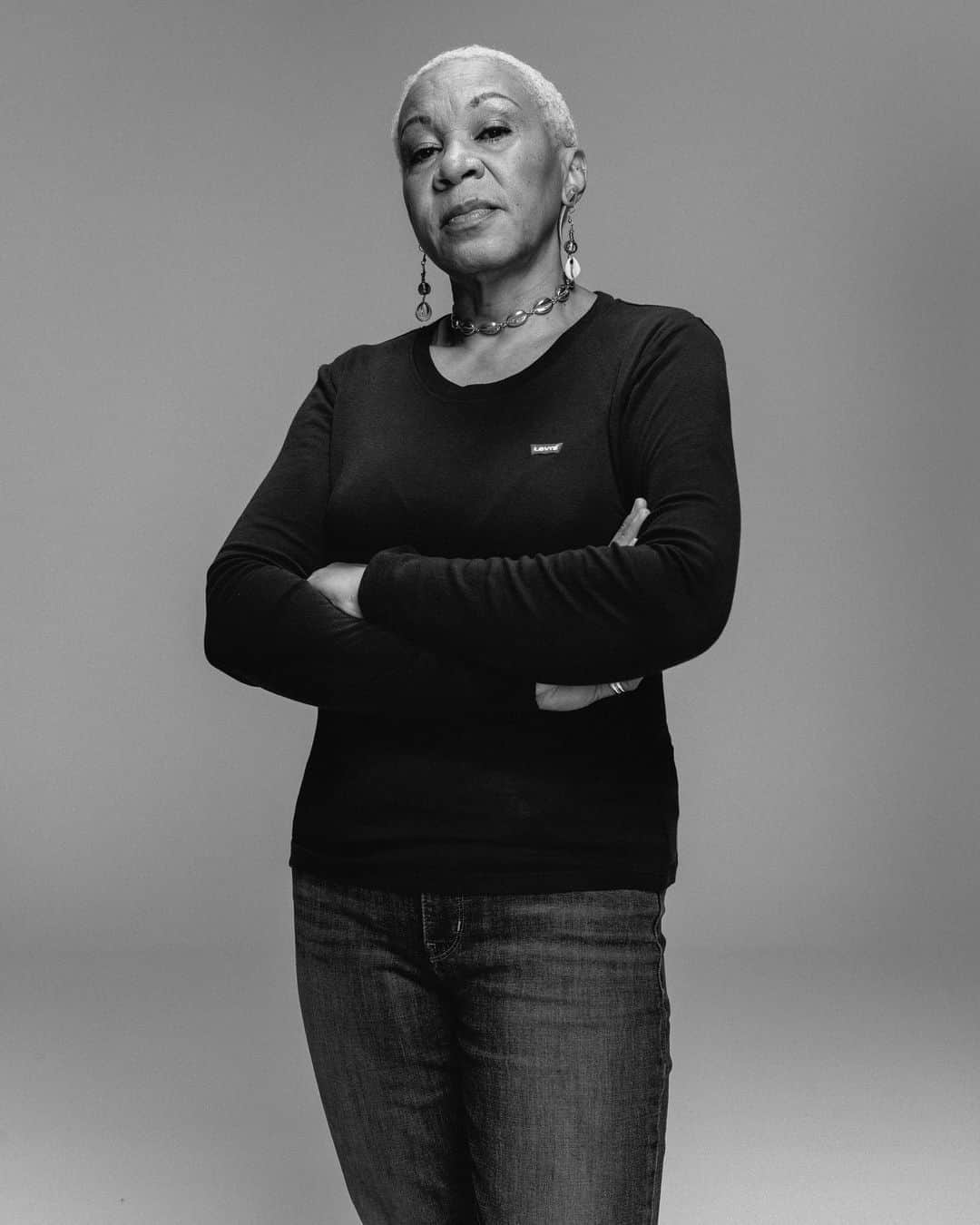 のインスタグラム：「Dr. Joy DeGruy Educator & Author  “For hundreds of years African Americans were denied their freedom and were deemed to be ‘right less persons’ and once officially freed were terrorized for exercising their freedom. Today we still struggle to achieve equality but by voting I honor those that paid for me, those upon whose shoulders I now stand.  When I vote I choose who will represent me,  when I vote I give a voice to my silenced ancestors.” . Dr. Joy Angela DeGruy is an internationally renowned researcher, educator and author of Post Traumatic Slave Syndrome: America’s Legacy of Enduring Injury and Healing. She currently serves as President and CEO of Joy DeGruy Publications Inc. .  Photography by: @djenebaaduayom Styling by: @ecduzit Make-up by: @tobyfleischman」