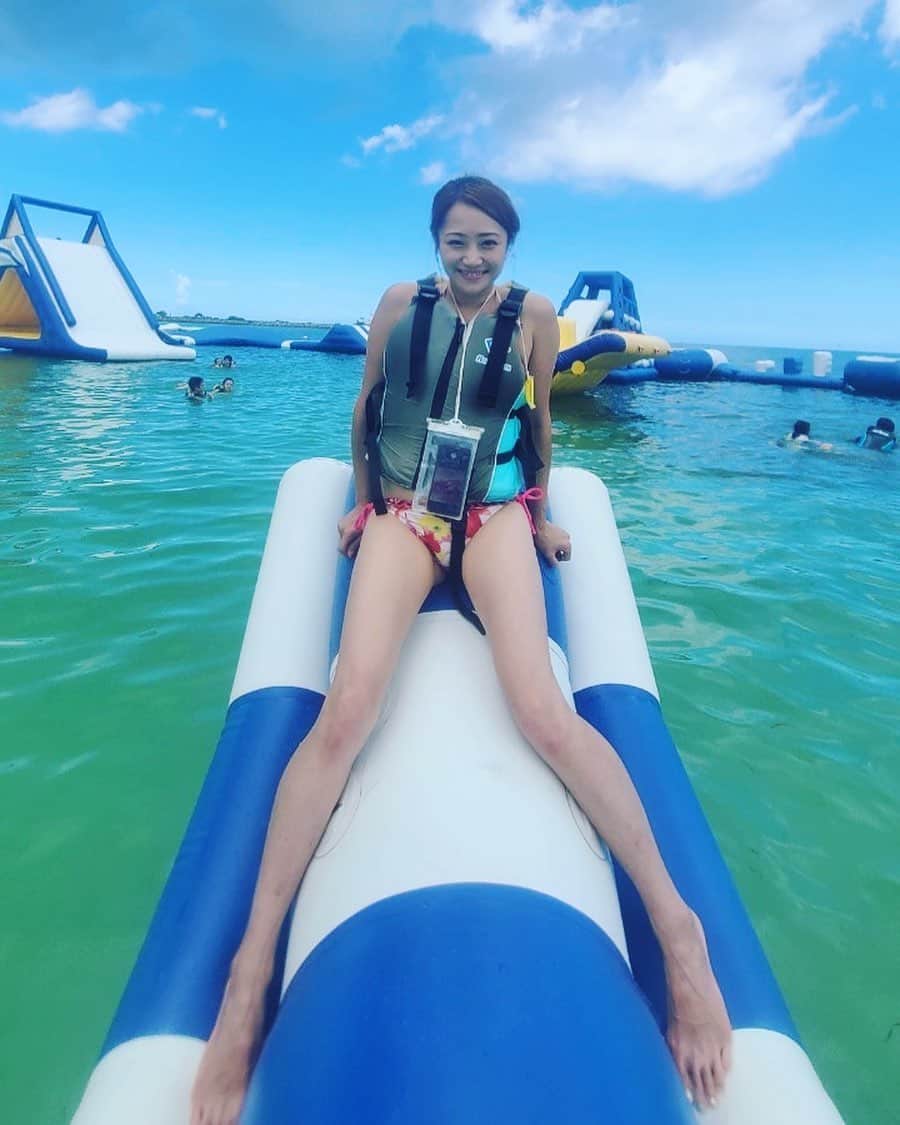 のインスタグラム：「例年必ず誰よりクラゲに刺されまくるんだけど、今年は刺されなかった❤️ 人があんまりいない海を選んでたからかなと思ったんだけど、 クラゲも人が多いところが好きなのかな？笑  #夏の思い出 #summer #夏　#海　#beach #👙#🏖#海が好き　#夏が好き」