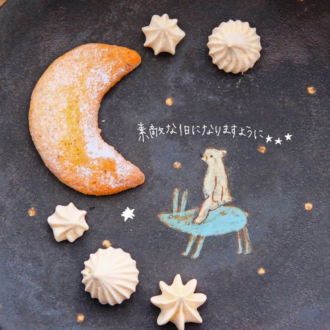 なっつ。さんのインスタグラム写真 - (なっつ。Instagram)「2020.9.13.Sunday  かおるちゃんからもらった お月様のクッキーと waoさんのメレンゲ♬ 並べたら夜空みたいになって しばらくにんまり眺めちゃった♡ waoさんのメレンゲは waoさんに行った時買ったのを とぅちゃんに スナック菓子みたいにぱくぱくと 半分くらい食べられちゃった… って言ってたのを 覚えててくれてプレゼントしてくれた(笑) 今回は少量ずつちゃんと とぅちゃんにあげたよ(笑)🤭  三日月🌜のクッキーとメレンゲ 最高に美味しかった♡ ごちそうさまでした😋 ・ ・ ・ #たべものと日用品wao#なっつの絵日記」9月13日 9時49分 - punipopo