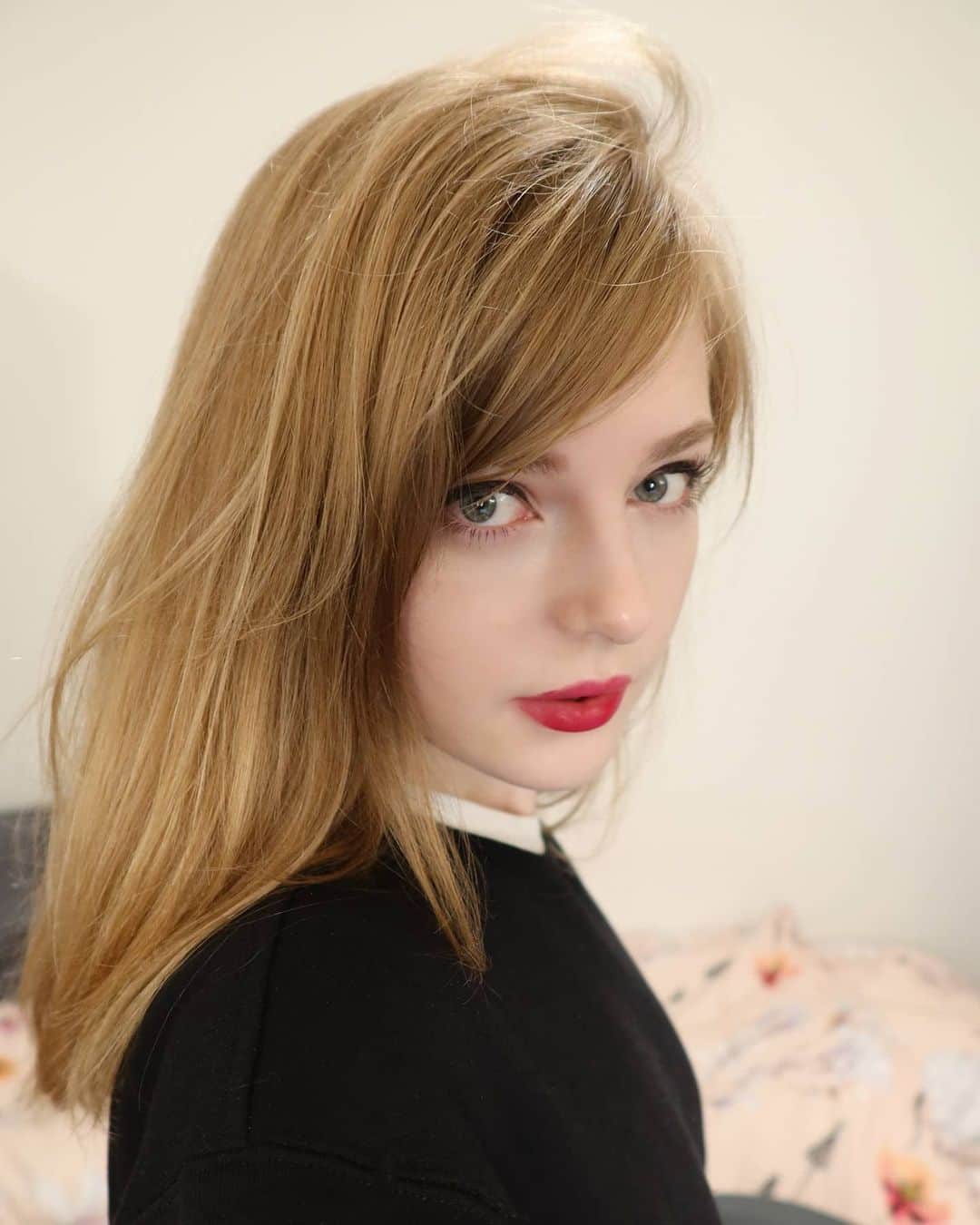 Ella Freyaのインスタグラム：「I'm not used to my hair being this long. But I'm kinda starting to like it.」