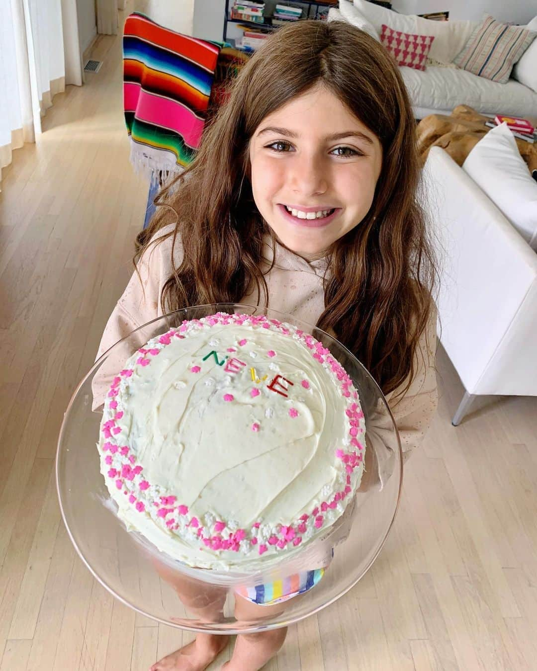 Ilana Wilesさんのインスタグラム写真 - (Ilana WilesInstagram)「Happy 5th birthday, Neve! So happy we could celebrate it with you. Harlow baked the cake. Mazzy decorated it. Then Neve insisted on cutting out her name for her piece. It’s quarantine times. The birthday girl gets what the birthday girl wants!」9月13日 9時52分 - mommyshorts