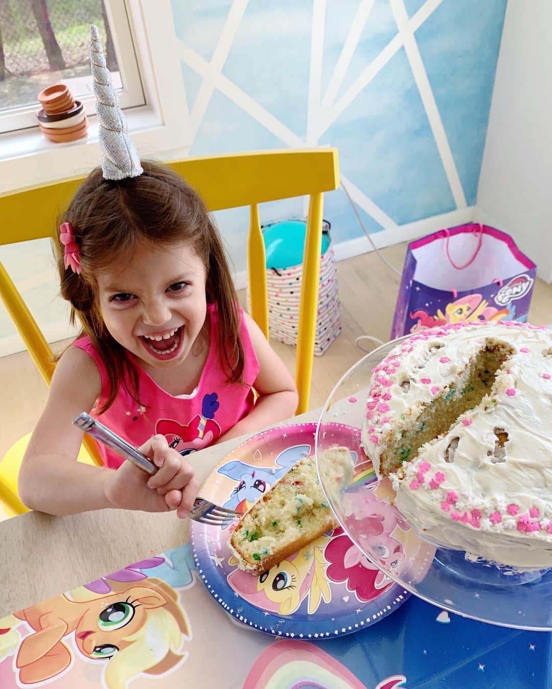 Ilana Wilesさんのインスタグラム写真 - (Ilana WilesInstagram)「Happy 5th birthday, Neve! So happy we could celebrate it with you. Harlow baked the cake. Mazzy decorated it. Then Neve insisted on cutting out her name for her piece. It’s quarantine times. The birthday girl gets what the birthday girl wants!」9月13日 9時52分 - mommyshorts