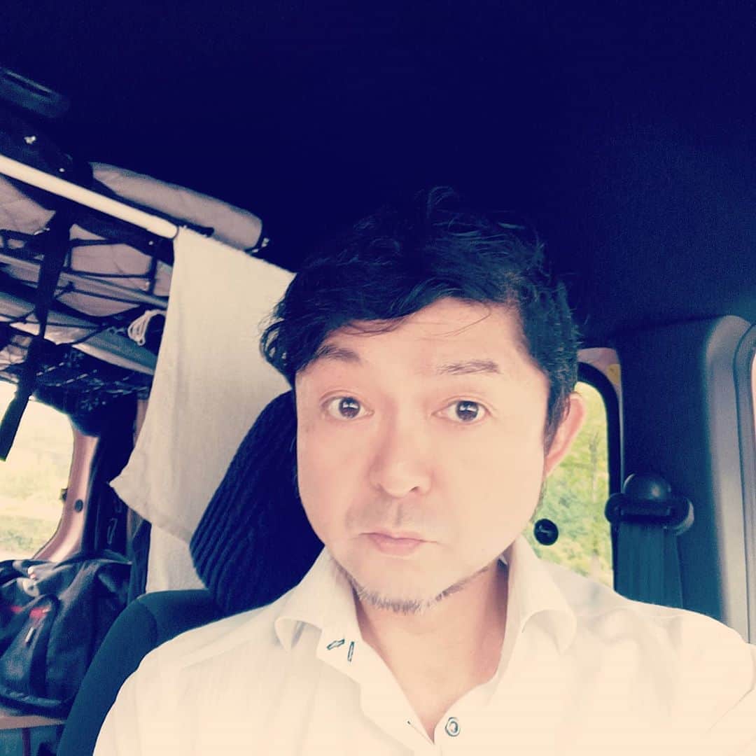 松本隆博のインスタグラム：「。 少しだけ車内仮眠した けど今日も暑いーーー。 蒸し蒸しするねー。 今から神戸シェラトンホテル 参ります！チェキラー！ ～人生遊歩道～」