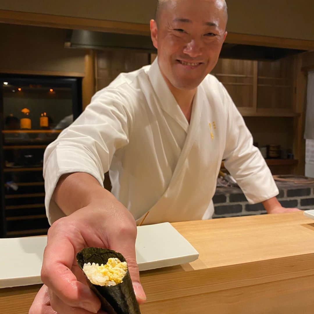 山岸久朗さんのインスタグラム写真 - (山岸久朗Instagram)「続き。 以前、「せやねん」の本番中に、好きな魚は何か、と聞かれて、素直に「のどぐろ」と言った。次に同じことを聞かれたかまいたち濱家くんが、「さんま」と答えた。ハッとさせられた。それ以来、好きな魚はと聞かれたら、さんまと答えるようにしている。笑笑 #庶民派弁護士 #さんま #さんまのにぎり #艶かしい #エッロ #天本 #東麻布天本  #山岸久朗 #山岸弁護士 #山岸弁護士が飯テロ中#山岸弁護士の日本一周」9月13日 10時01分 - yamaben
